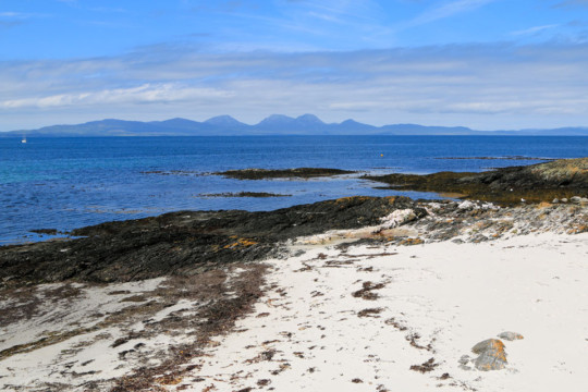 Bàgh na Dòirlinne & the Paps of Jura Gigha Beach Paps of Jura