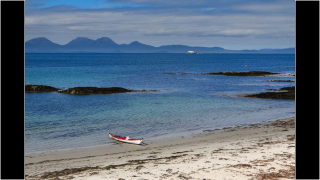 Bàgh na Dòirlinne & the Paps of Jura Sea Kayak Gigha Beach Paps of Jura
