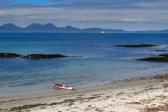Bàgh na Dòirlinne & the Paps of Jura Sea Kayak Gigha Beach Paps of Jura